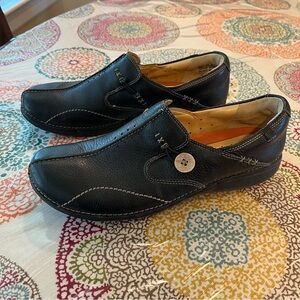 Clarks Narrow Width Unstructured Black Leather Women's Loafers 10N